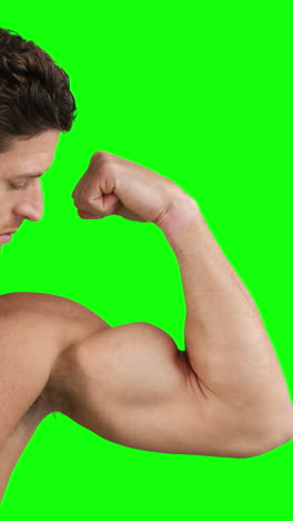 hombre musculoso flexionando sus músculos