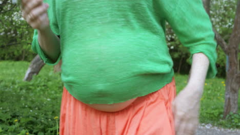 mujer embarazada suavizando el vientre al aire libre