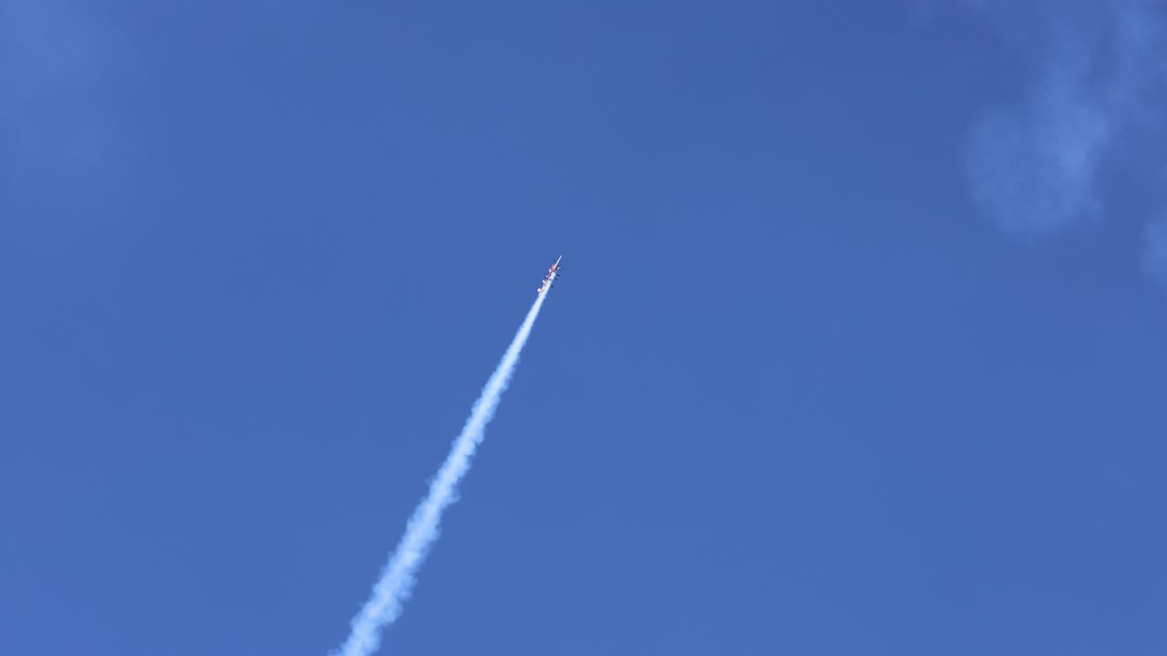 un cohete asciende a través del cielo azul claro