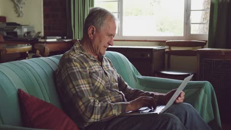 Älterer-Mann-Benutzt-Laptop-Zu-Hause