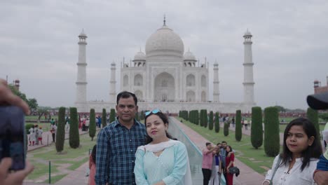 Süßes-Indisches-Paar,-Dessen-Foto-Vor-Dem-Taj-Mahal-Angeklickt-Wird