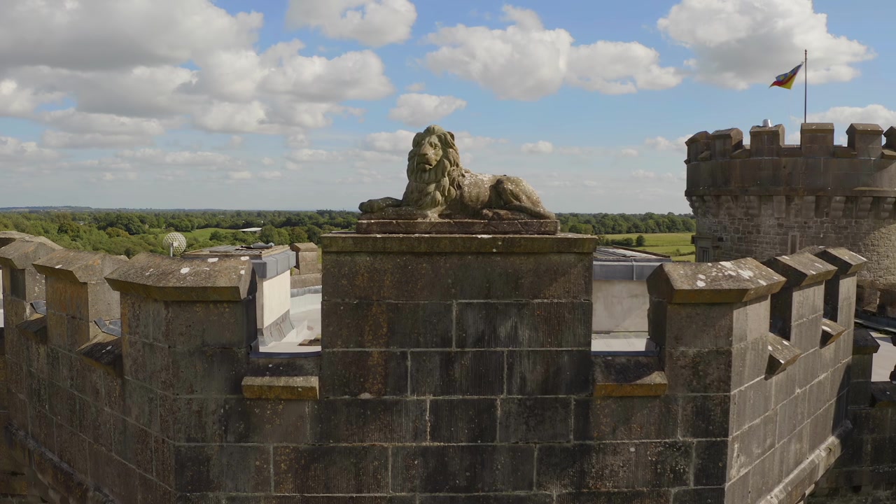 Imponente estátua de leão no topo de um castelo restaurado. Westmeath