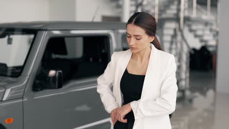 hermosa mujer de negocios recibe un mensaje alegre en un teléfono inteligente