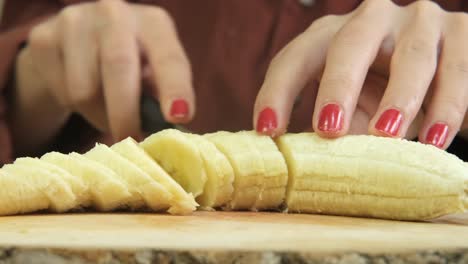 Banane-Schneiden,-Nahaufnahme