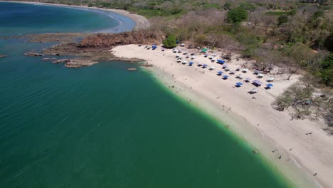 drohnenflug aus conchal beach, costa rica, um die bergansicht zu zeigen, 4k