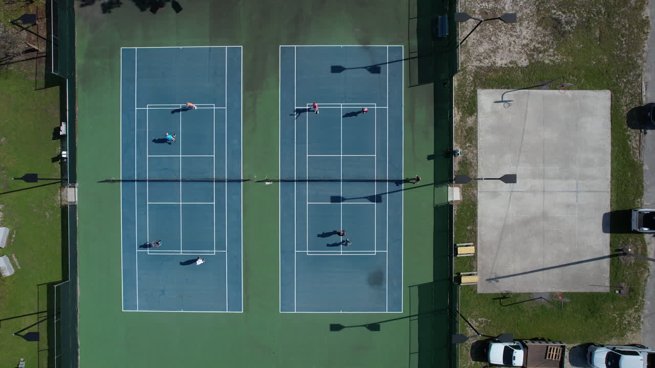 Ripresa con drone dall'alto verso il basso di persone che giocano a Pickleball
