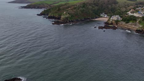 Flug-über-Den-Fluss-Fowey-In-Richtung-St.-Catherine&#39;s-Castle-Von-Polruan-In-Cornwall