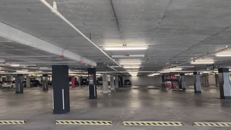 estacionamiento subterráneo vacío