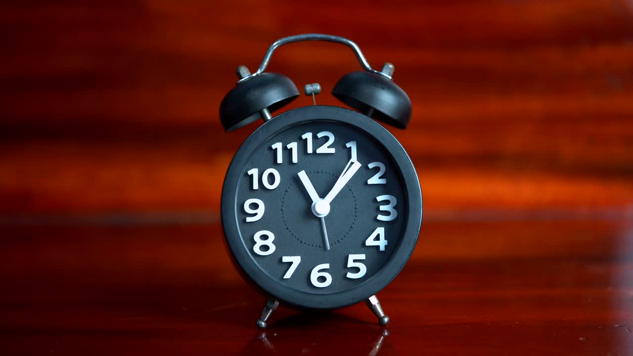 휴식 시간에 검은 알람 시계