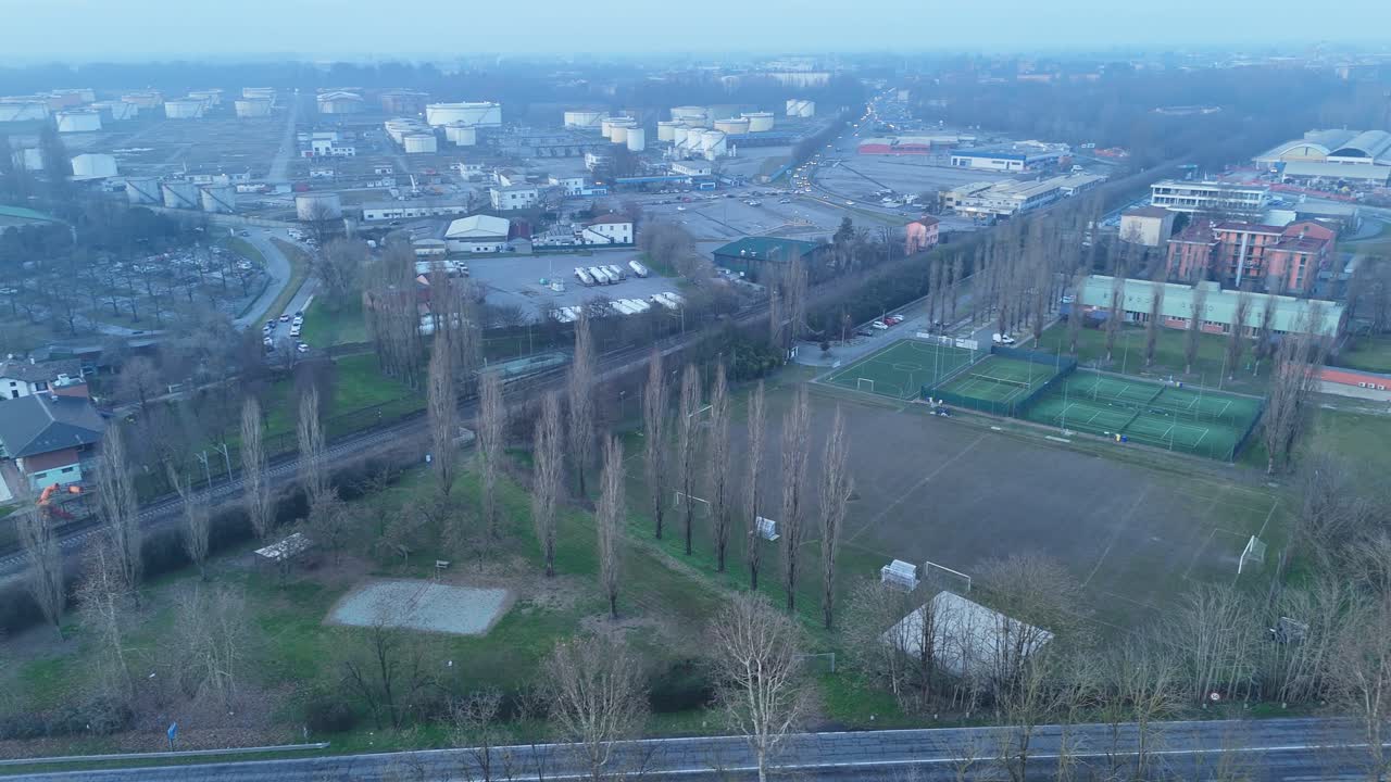 Ripresa aerea panoramica dell'ex sito della raffineria Tamoil a Cremona, in provincia di Lombardia, Italia, che mostra l'infrastruttura dismessa dell'impianto petrolifero, i terreni industriali bonificati e la città urbana circostante