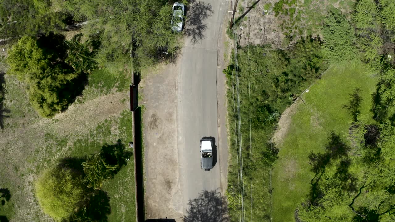 jeep conduciendo por hawaii en una carretera