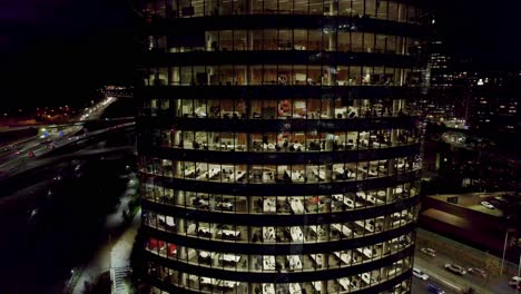 Vista-Aérea-De-Un-Edificio-De-Oficinas-Con-Gente-Trabajando-Hasta-Altas-Horas-De-La-Noche,-Parque-Titanium,-Santiago,-Chile