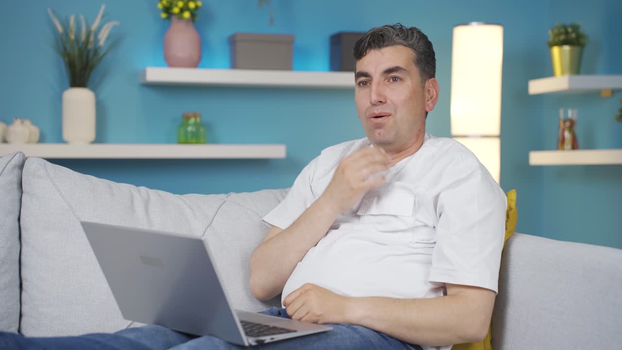 L'uomo che si pente delle sue azioni al laptop