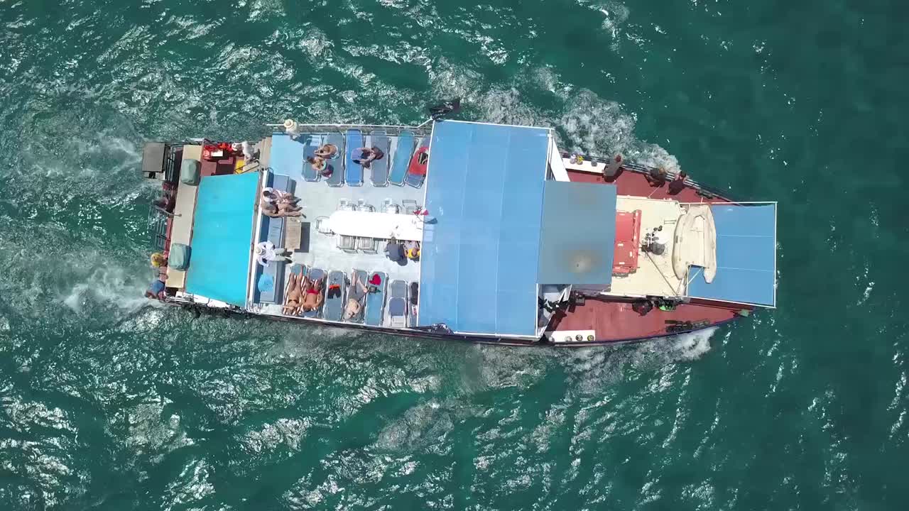 큰 파란 보트, 키프로스에서 휴식을 취하는 사람들의 오버 헤드 샷