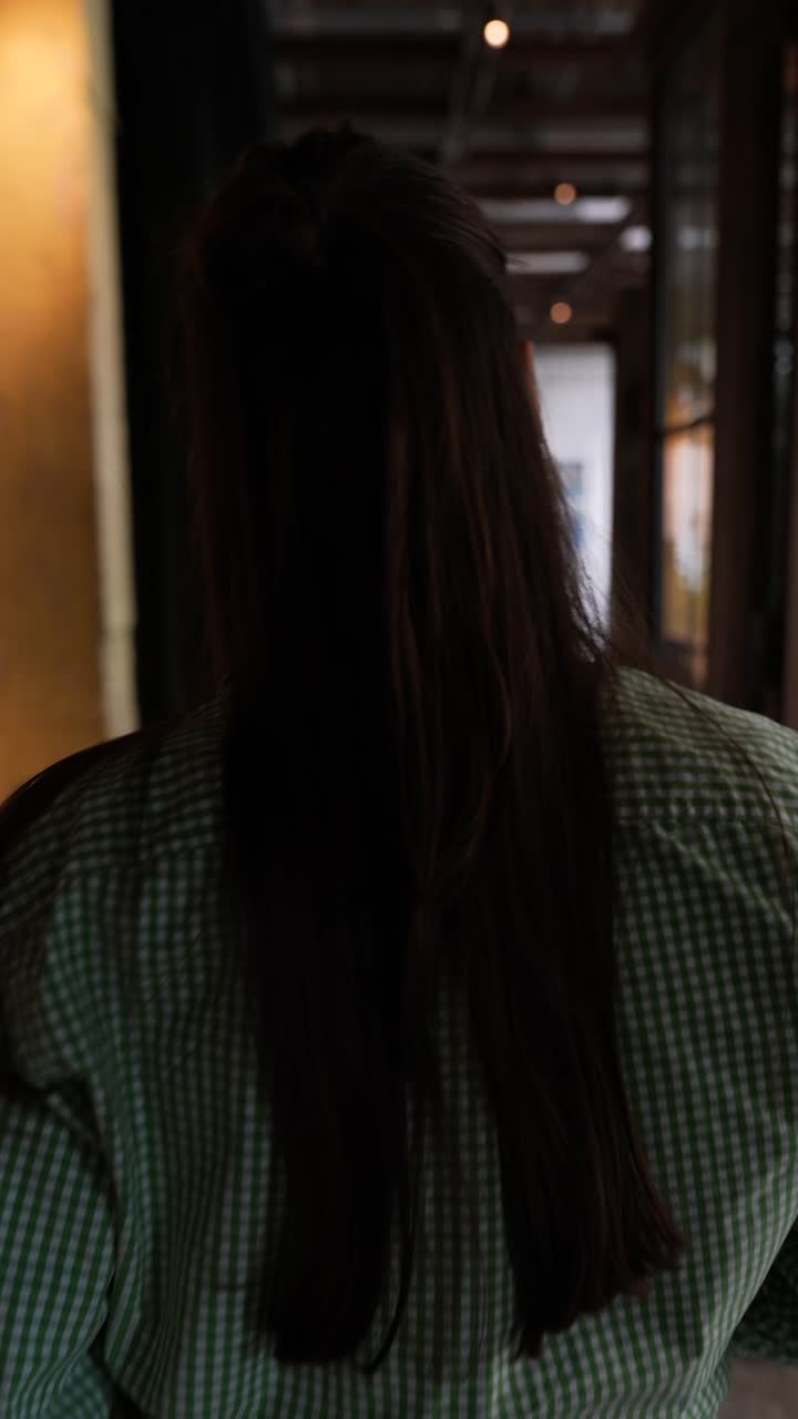 카페 나 갤러리 에서 미술 을 보는 여자