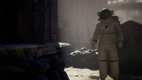 astronauta perdido cerca de edificios industriales abandonados de la vieja fábrica