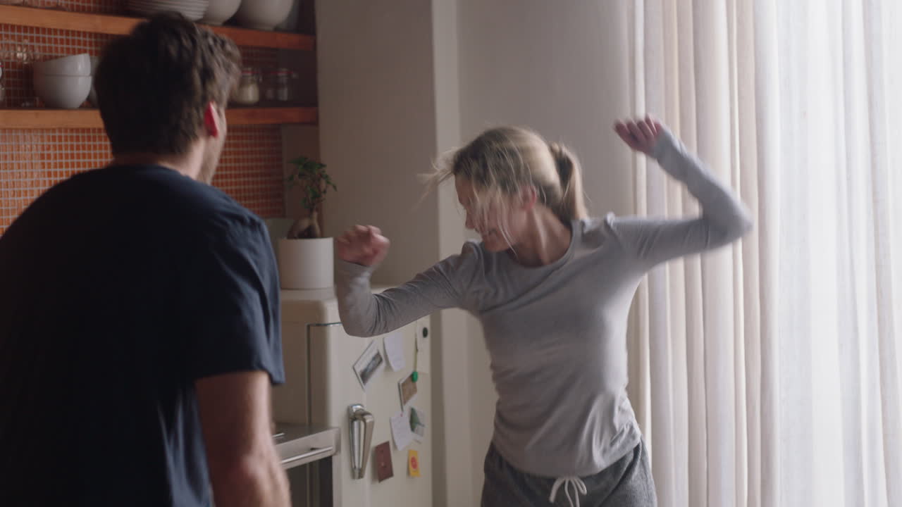 молодая счастливая пара танцует дома наслаждается забавным танцем вместе веселится празднует отношения в выходные