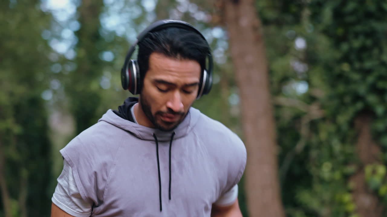 fitness, música y ejercicio con un hombre deportivo
