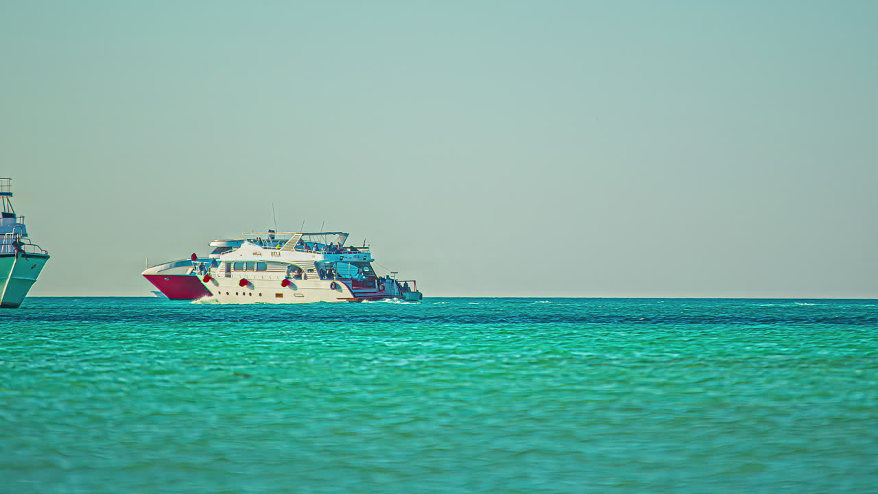 lapso de tiempo del yate de embarque de pasajeros en la costa de la isla giftun, hurghada, mar rojo
