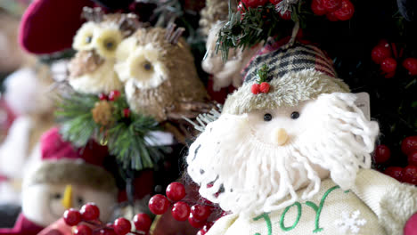 decoración del árbol de navidad de santa claus y otros adornos