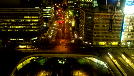 el lapso de la noche en la estación de shinjuku lado oeste ángulo alto a la izquierda panorámica