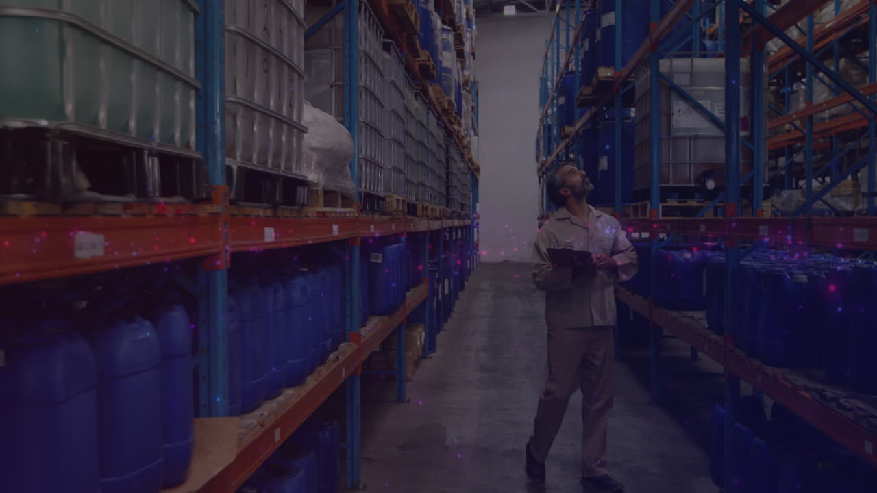 animación de puntos brillantes de luz sobre el hombre caucásico con clipboard trabajando en el almacén,
