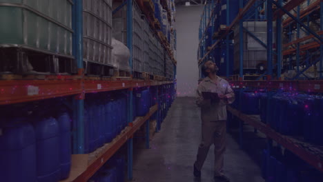 animación de puntos brillantes de luz sobre el hombre caucásico con clipboard trabajando en el almacén,
