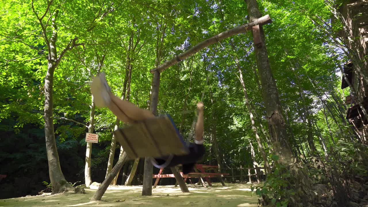 젊은이가 스 ⁇ 에 흔들리고 있습니다.