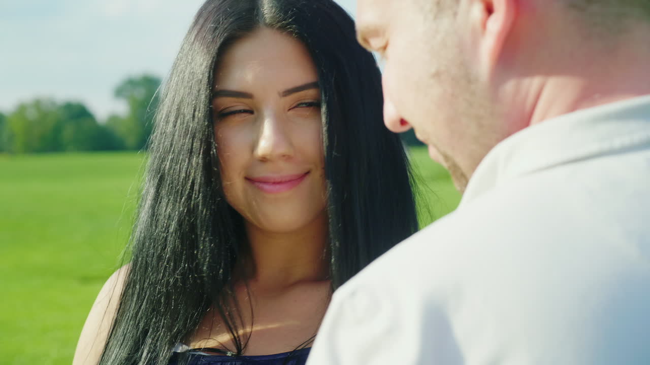 한 젊은 여성이 남편과 서로를 바라보며 팔짱을 끼고 쉬고 있다