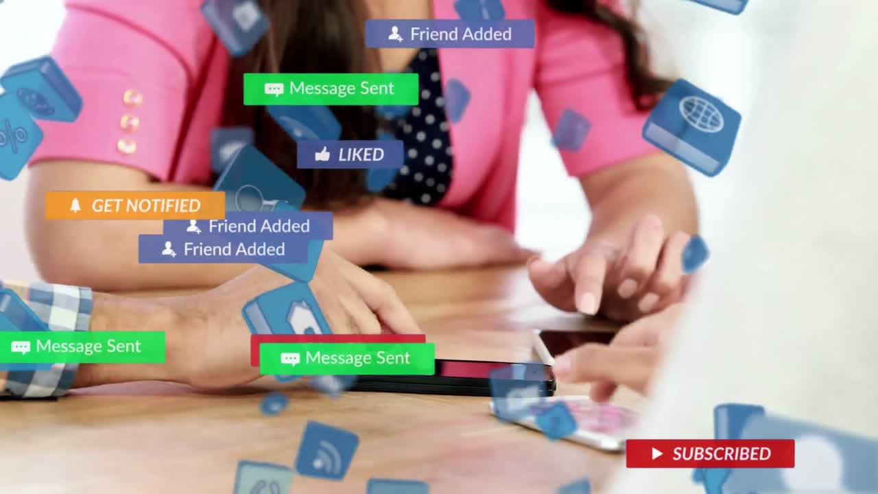 animación de iconos de las redes sociales que caen sobre mujeres que usan teléfonos inteligentes