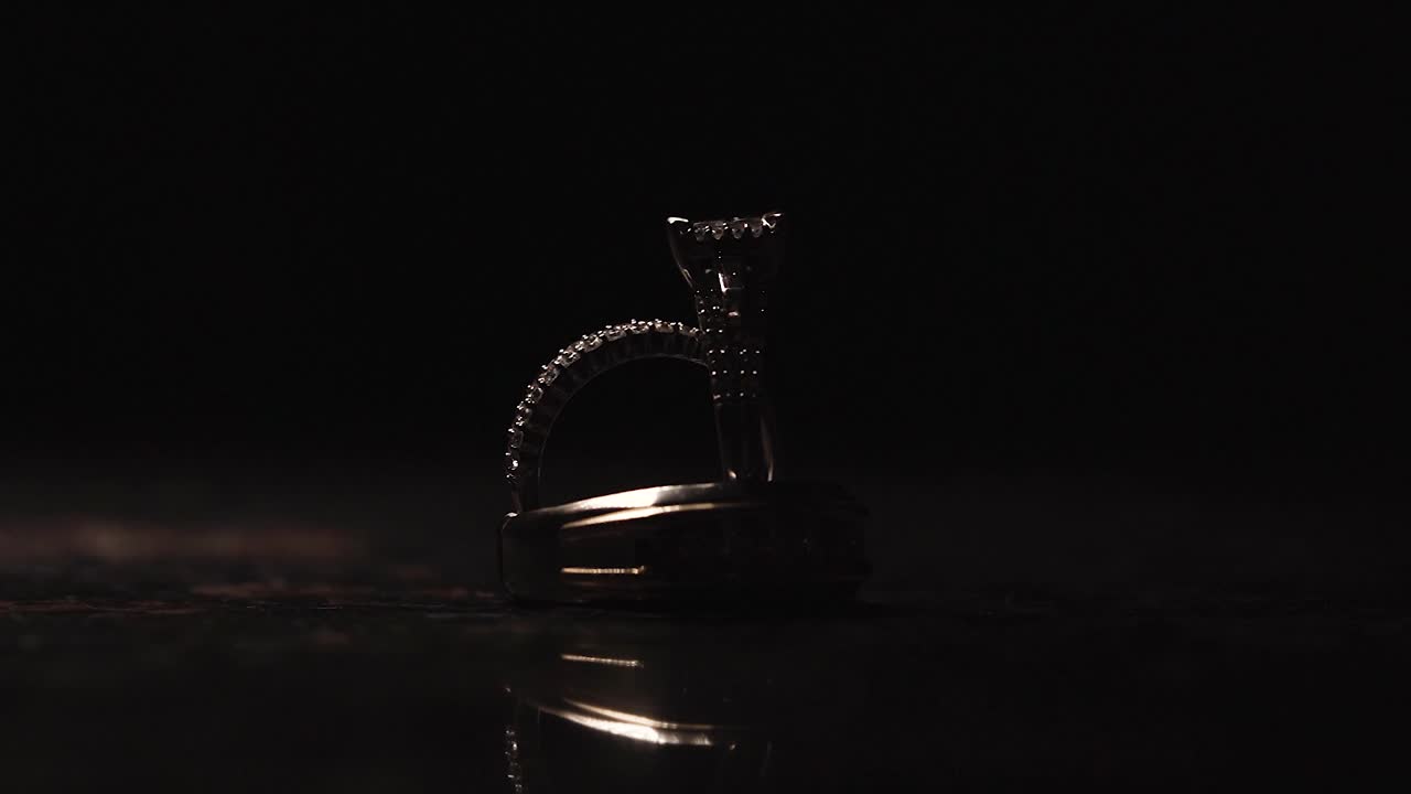 다이아몬드 금반지 위의 빛의 춤