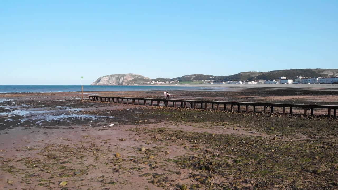 해변, llandudno, 웨일즈에 흩어져있는 바위와 썰물 때 소박한 목조 부두