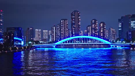 Luz-Nocturna-Tokio,-Tsukuda,-Rascacielos-Toyosu-Y-Puente-Eitai-El-Río-Sumida-Yakatabune,-Barco-De-Recreo