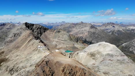 sobrevuelo aéreo alrededor del pico fuorcla trovat en diavolezza en engadin, suiza con vistas al glaciar pers y otros picos de los alpes suizos alrededor de st