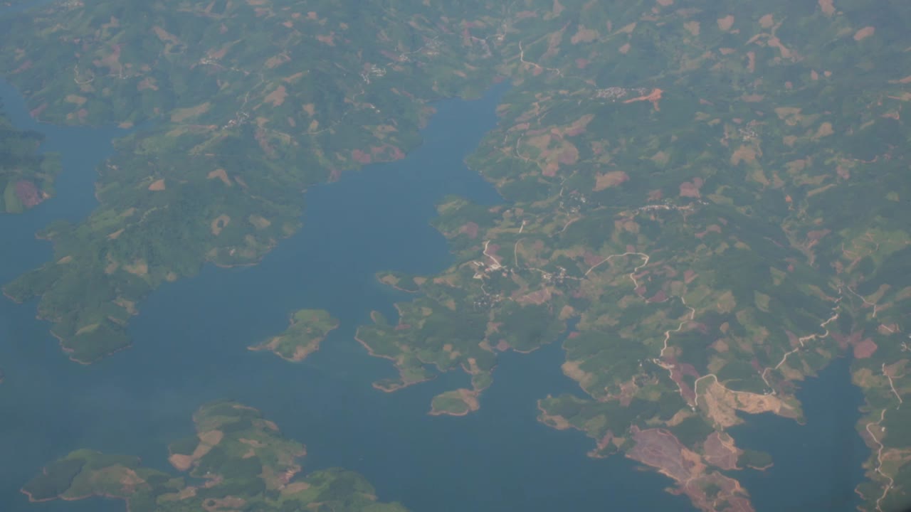 비행기 창에서 내려다보는 숨막히는 조감도는 베트남 호수와 강 아래의 자연미를 포착합니다.