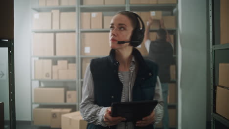 trabajador de almacén con auriculares y tableta