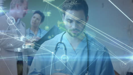 animación de la red de conexiones con procesamiento de datos sobre el médico caucásico en el hospital
