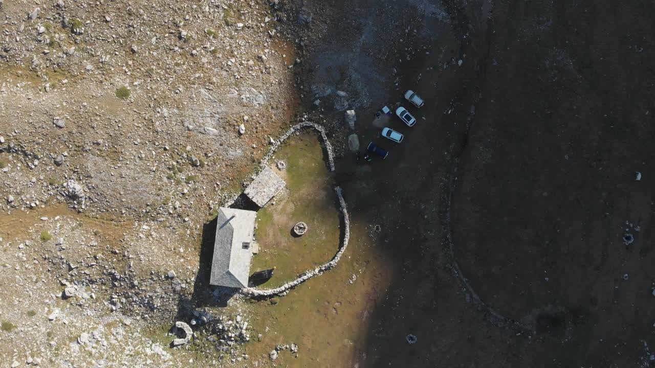 video de drones volando por encima de la cabaña refugio de montaña christakis en el monte olimpo en la mañana