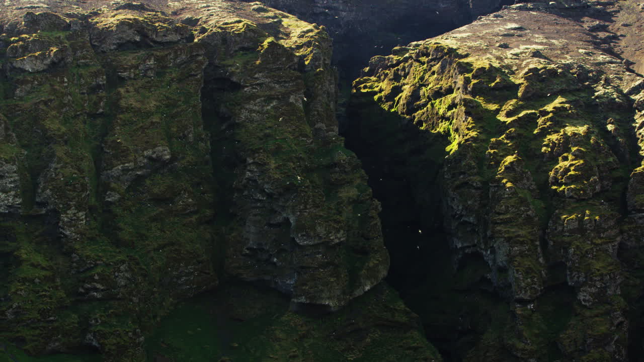 gran grieta en la montaña, península de snaefellsnes, islandia, plano amplio alejar