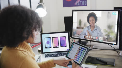 mujer de negocios afroamericana en videollamada con su colega afroamericana en la pantalla