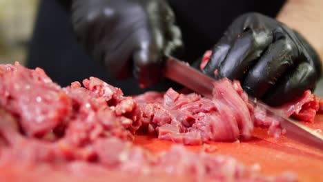 chef cortando carne cruda