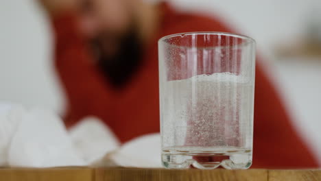 medicamento efervescente en un vaso