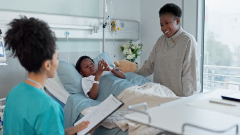 Krankenschwester,-Mutter-Und-Sohn-In-Einem-Krankenhaus-Zur-Gesundheitsversorgung