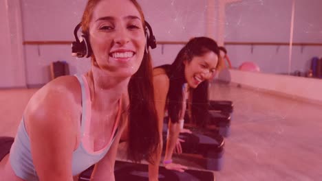 animación del punto de conexión moviéndose sobre sonrientes amigas diversas haciendo ejercicio en el gimnasio