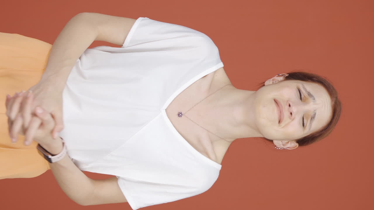 vídeo vertical de una mujer emocional.