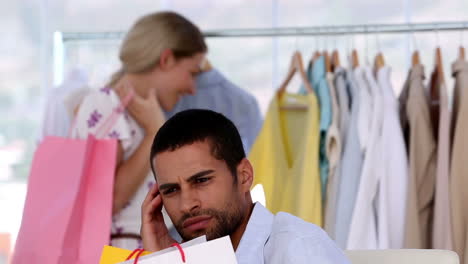 hombre exasperado esperando a su novia