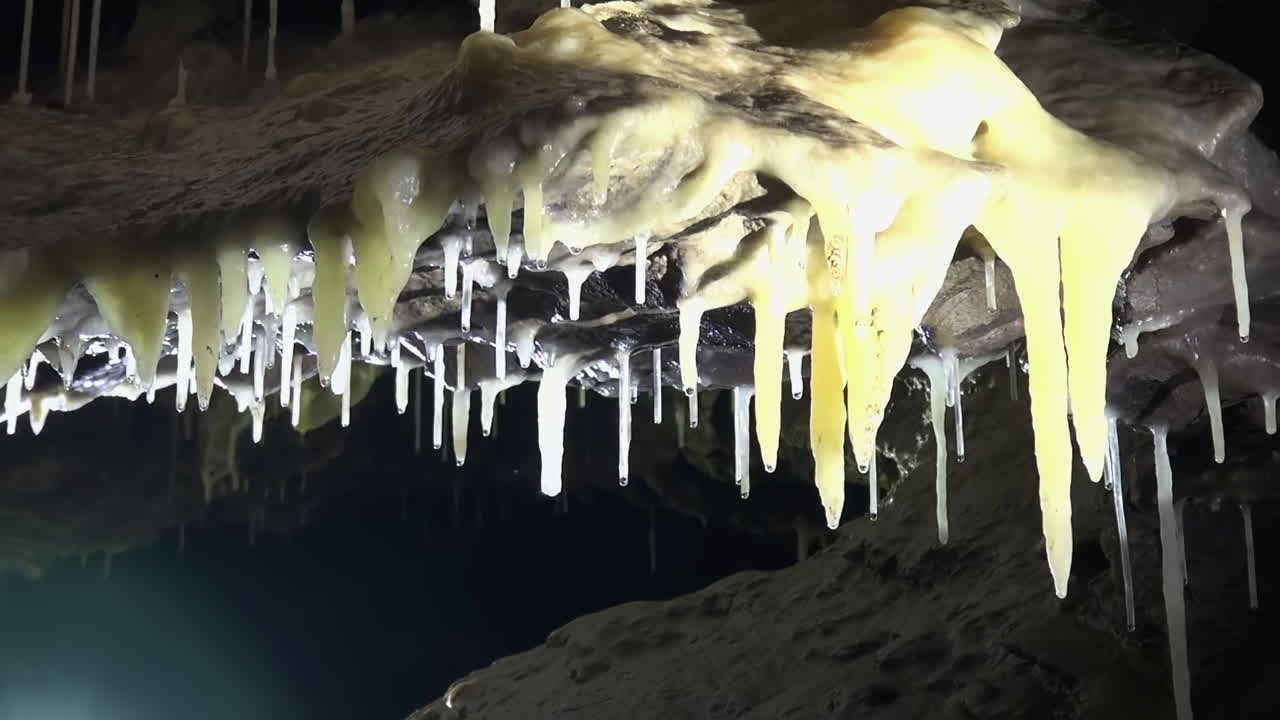 las estalactitas de calcita de color amarillo pálido en el techo de la cueva parecen queso derretido