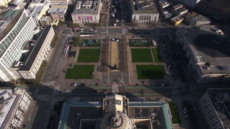 San-Francisco-USA,-Drone-Shot,-City-Hall,-Court-Buildings-and-Civic-Center-Plaza-on-Sunny-Day,-Revealing-Cityscape-and-Bay