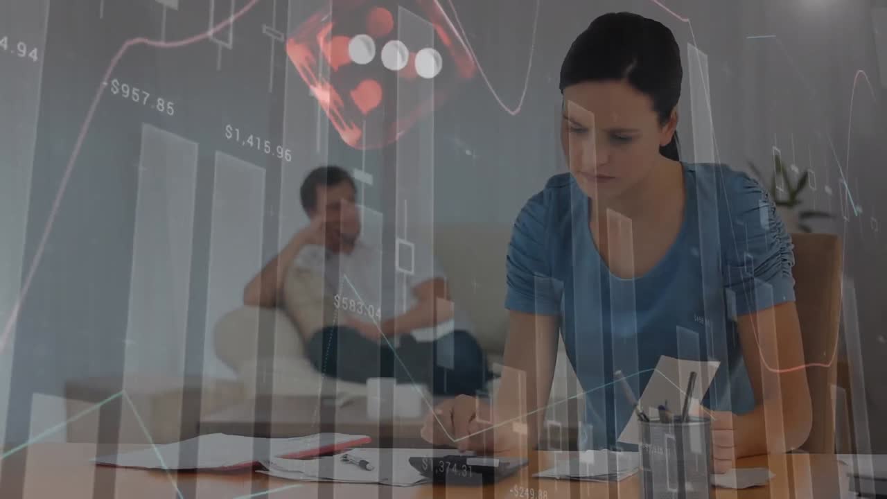 animación de gráficos, números y dados que caen sobre una mujer caucásica estresada calculando gastos.