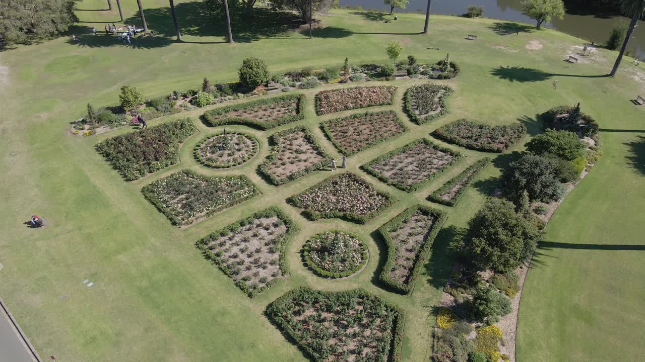 vista aérea del jardín de rosas con turistas en el parque centenario - sydney, nsw, australia